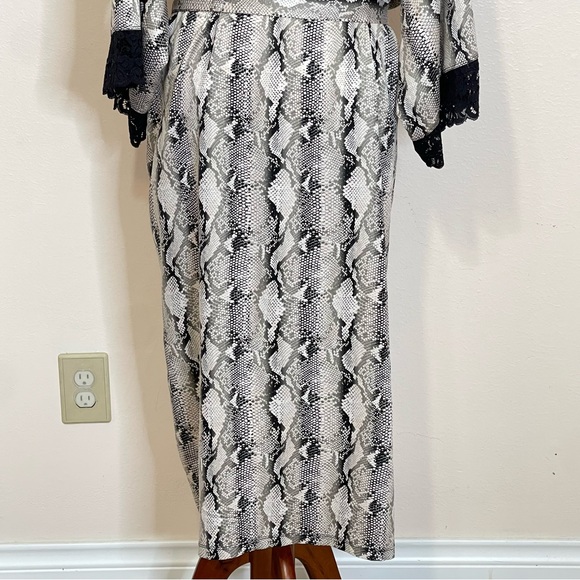 Torrid Snake Print Robe Size 2 - Picture 15 of 16